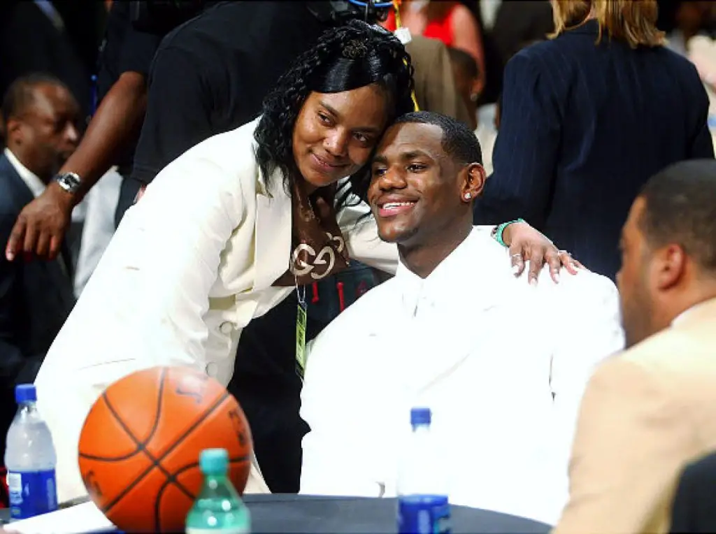 LeBron Posts Heart-Stopping Picture Of His Mom Gloria - The Ball Zone