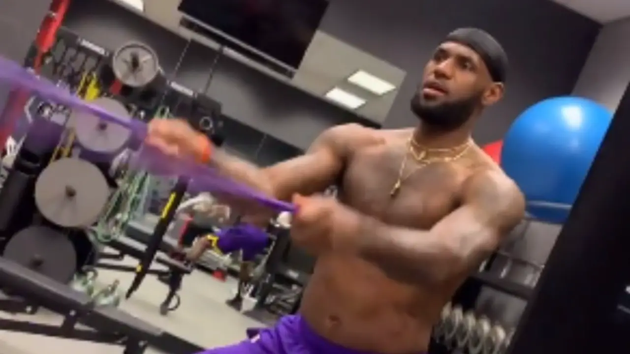 Lebron James Building Up In The Gym Delivers Strong Warning To Rest Of Nba The Ball Zone